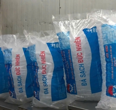 NƯỚC ĐÁ SẠCH SỬ DỤNG BAO PE HÀN KÍN MIỆNG ĐẢM BẢO VỆ SINH AN TOÀN THỰC PHẨM CHO THỰC KHÁCH